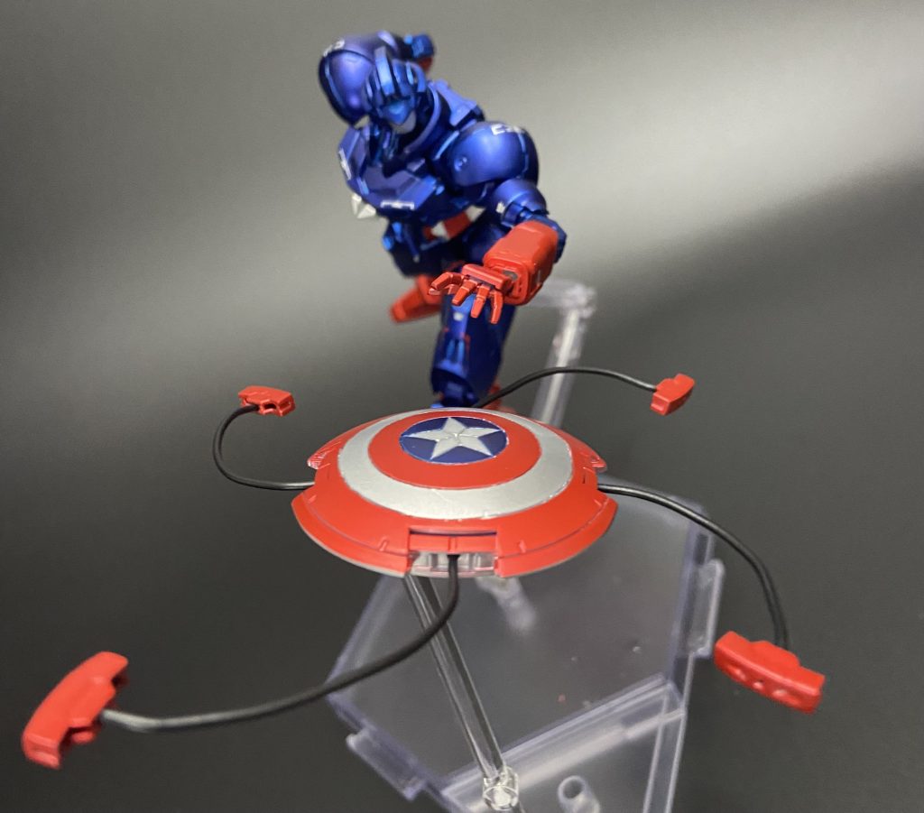 武器類はキャプテンアメリカをオマージュしつつ、ガンダム要素も取り入れました。・ヴィブラニウムの盾インコム要素も合わせました。