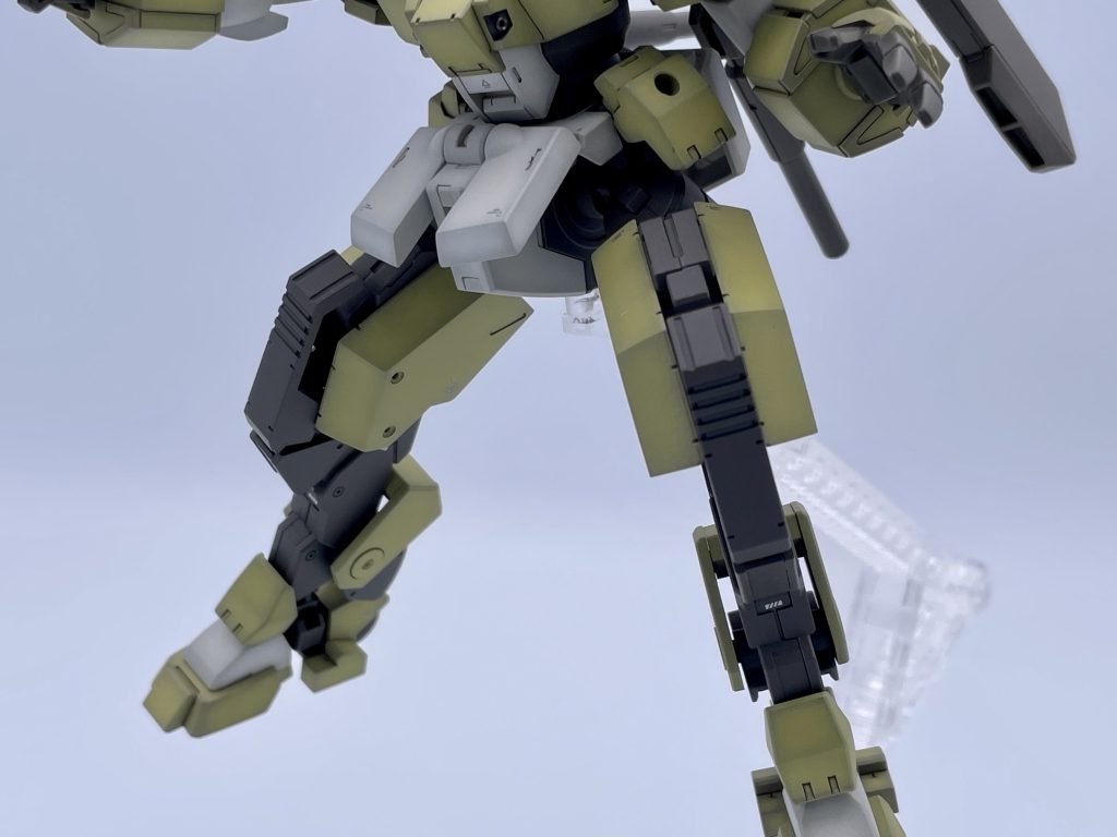 作例だと下半身のボリューム不足を感じて境界戦記ジョーハウンドから腿〜脛を拝借腰サイドアーマーは30MMからです