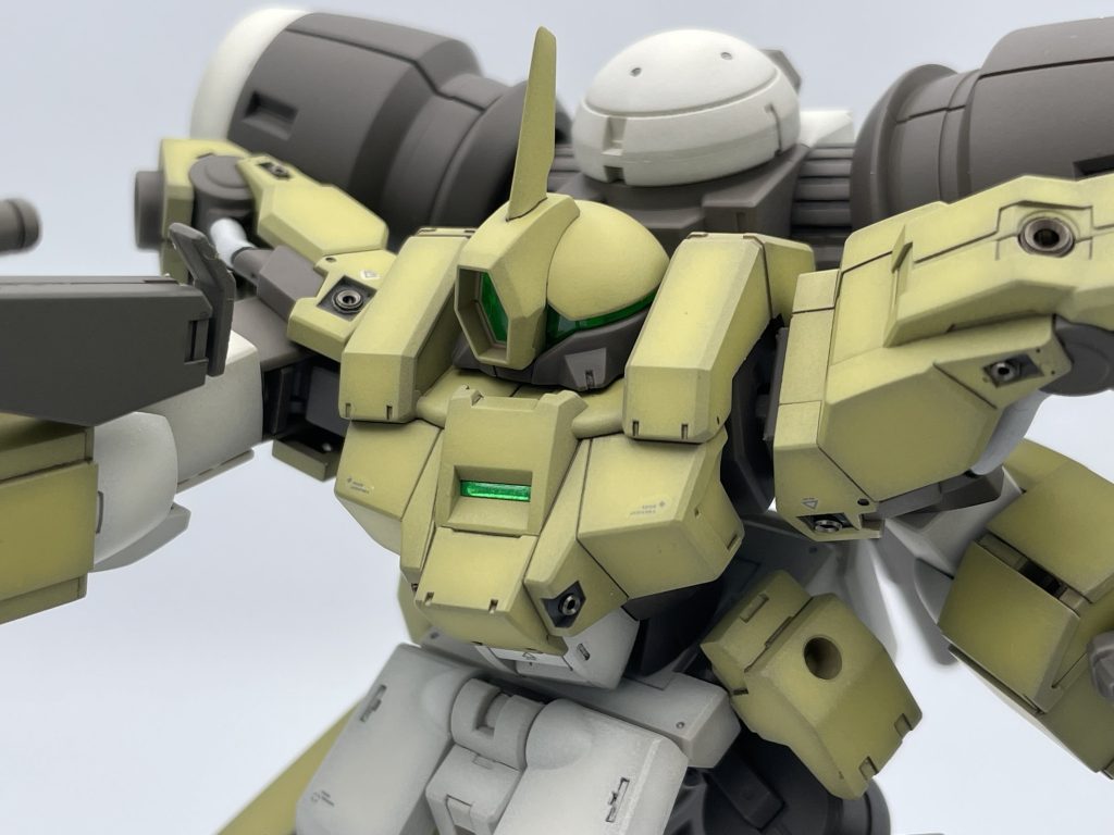 薄い下地で立ち上げてクリーンなグラデーションにしましたカラーレシピ、思い出しました▪️使用カラーホワイト部：サフなし→ライトガルグレー→ウォームライトグレー+Exホワイト適量イエロー部： サフなし→轟雷アーマーブラウン→EL-01レモンイエローベースの調色グレー部： サフなし→色ノ源イエロー+ 色ノ源シアン+ 色ノ源マゼンダ+ Exブラック+Exホワイトライフル： メカサフヘビー→色ノ源イエロー+ 色ノ源シアン+ 色ノ源マゼンダ+ GXカラーグラファイトブラック+Exホワイトセンサーのグリーン→キットのシールの上からクリアUVレジン