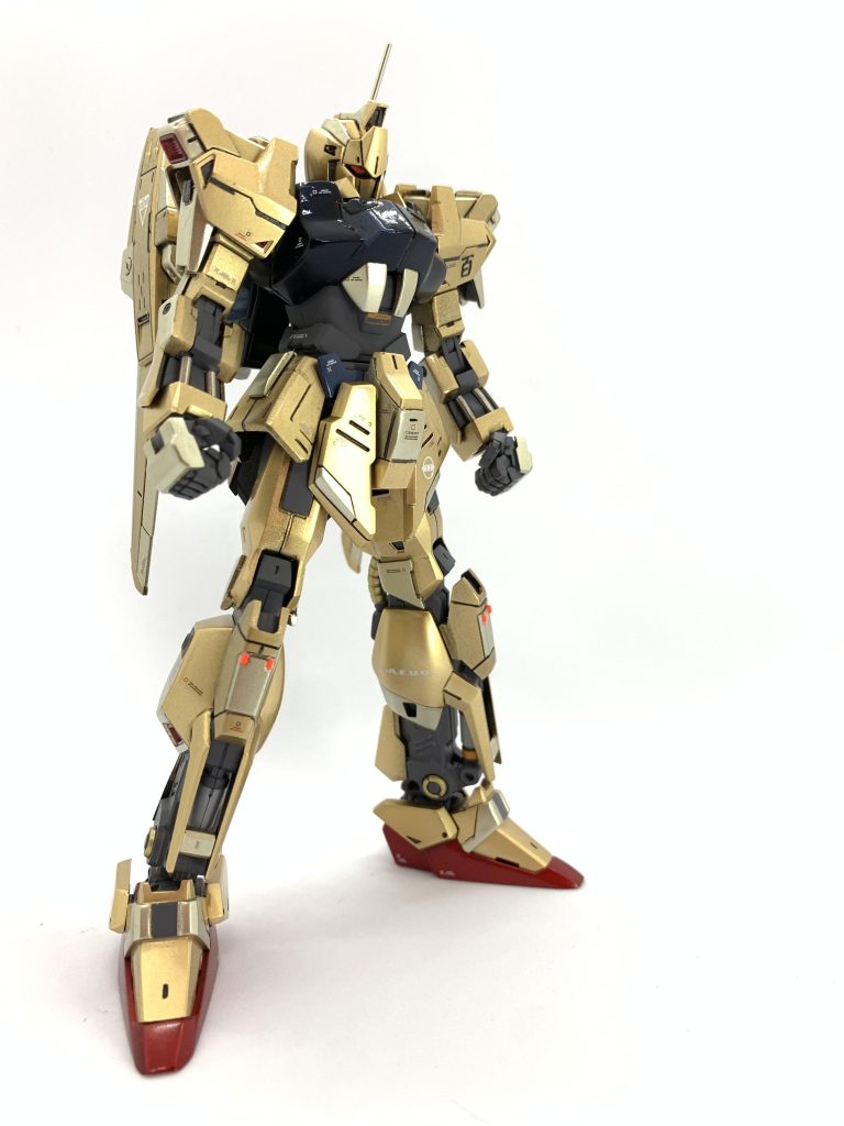 頭のアンテナは細くしすぎて折れてしまったので、真鍮線に置き換え。胸パーツは小さいと感じたのでプラ板で厚くして、鳩胸部分を形状変更。胴も短いと思ったのでこれも延長したら細長くなったので腰パーツをプラ板で制作。