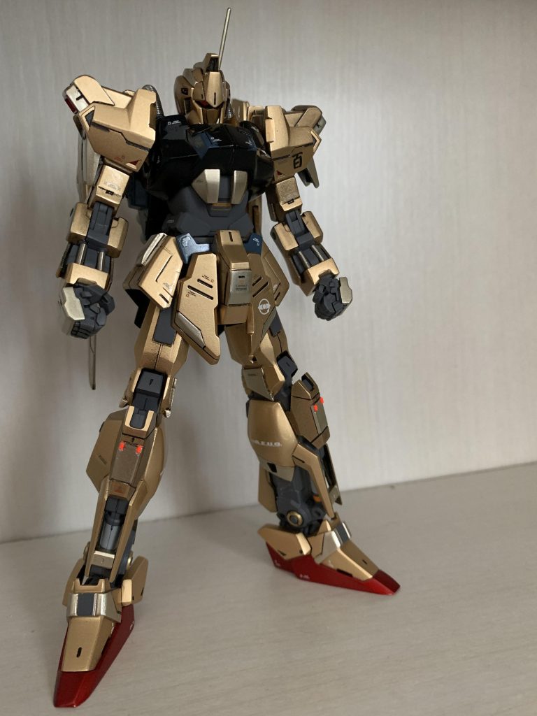 実際はこんな色の落ち着いた金です、古い携帯で撮影してるからLEDだと黄色っぽく写っちゃいます。クレオスのスーパーリッチゴールドとガイアのスターブライトシャンパンゴールドでゴールド塗り分けしました。