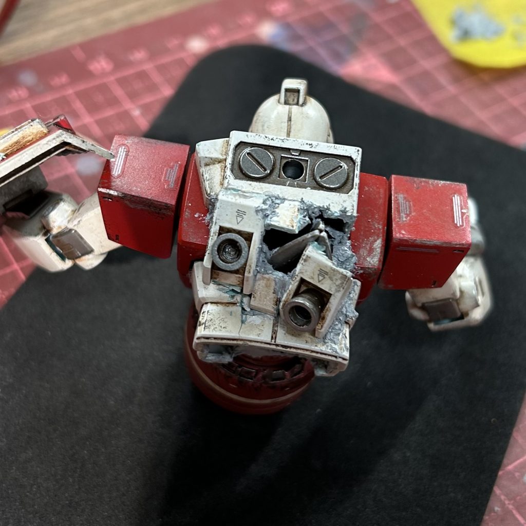 ランドセル下部はニッパーで切り刻んだあと、接着剤で接触。接触部にラッカーパテ持って装甲が溶けてる感を出してみました