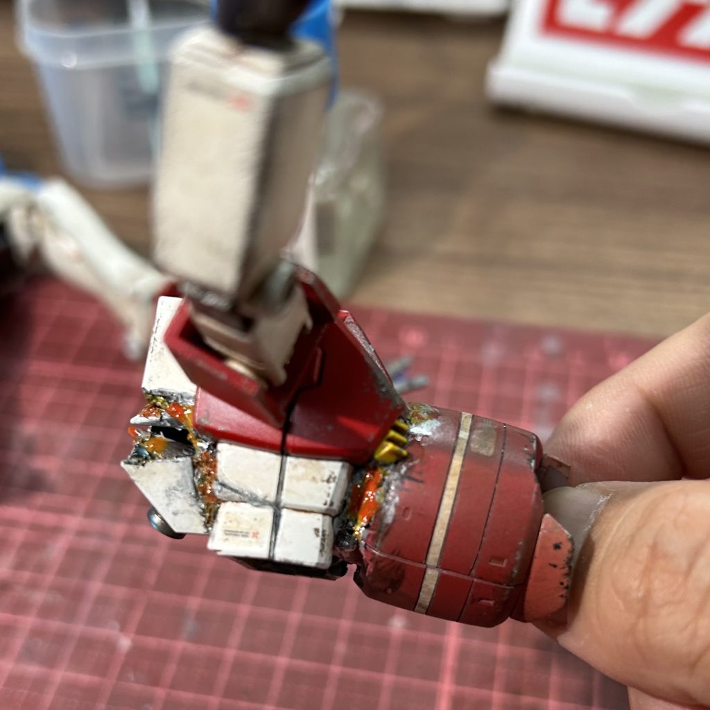 ジムの胸部はニッパーで部品をカットして、ズゴックの右腕を差し込んだところで接着。接触部はラッカーパテで盛り付け。パテが固まったら、エナメル塗料でシルバー、オレンジで着色後に、タミヤの墨入れ用塗料黒で適当に汚くしました