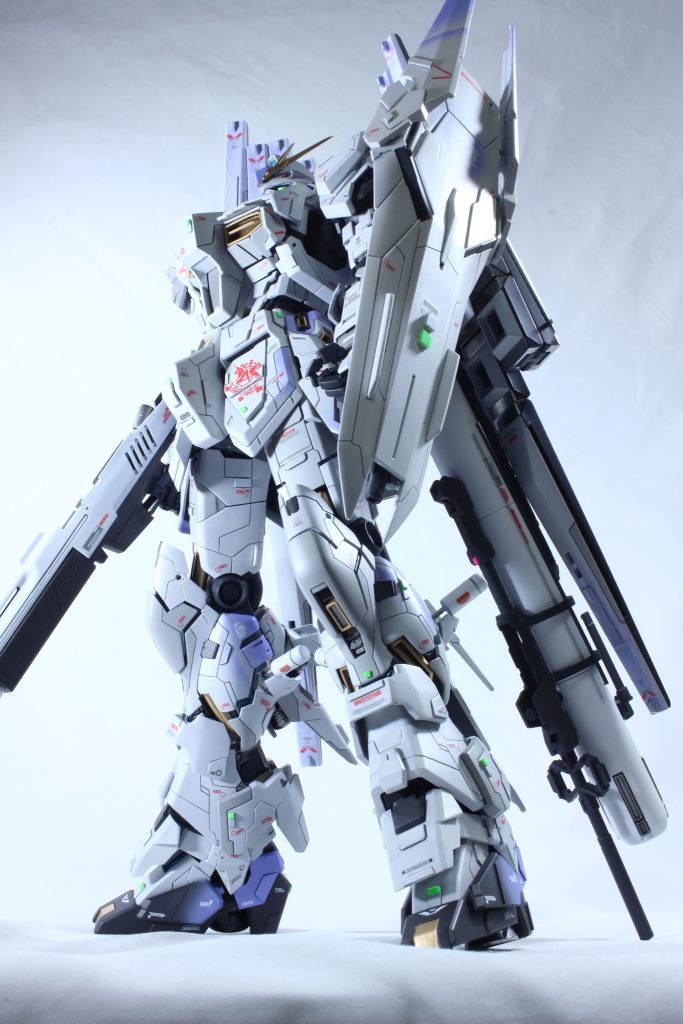 以前制作したHi-νを潰しプロペラトタンクを制作 いろいろ付属させて2022と差別化 サイコフレームは全て展開で、(右腿が展開してませんが)装甲をパージすることなく太腿を伸ばせるようにしたのも以前と同一 膝と足首の関節も強化し、かなりガッチリしてます