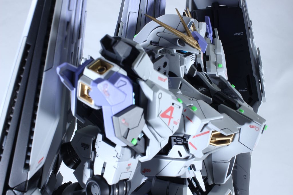 分かりにくいけど後頭部を後方にボリュームアップ アンテナをスラント装着させ、ひさしを鋭く