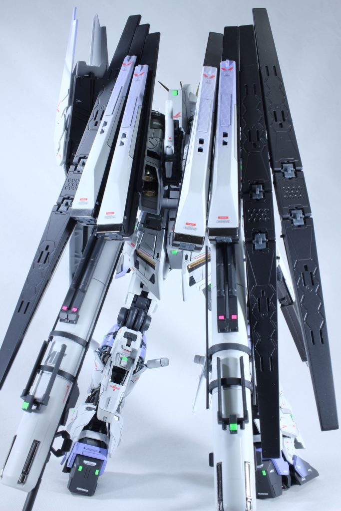 今回も7枚羽 プロペラトタンクが支えにはなりますが、腰間接の後ろに1mmプラ板に差し込んだらファンネル7枚でも自立します プロペラトタンクのリングはプラ板で制作しましたが、接着の際流し込みを入れるとパツパツ切れるのでちょっとだけ難儀しました😓