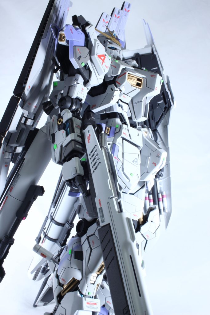 胴体4mm延長 胸とフンドシを3mm延長 ゴールドを限定的に使ったことで本体はクールに 純正デカールの赤で彩りを添えました