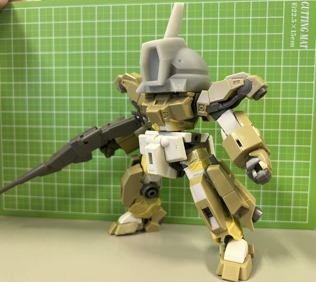 会社の休み時間を利用して体の短縮化を行いましたベースはデミトレーナーと一緒なので比較的簡単でしたただ頭部が大きすぎな気がしたのでリサイズと細部のバランス調整をして出力し直しました