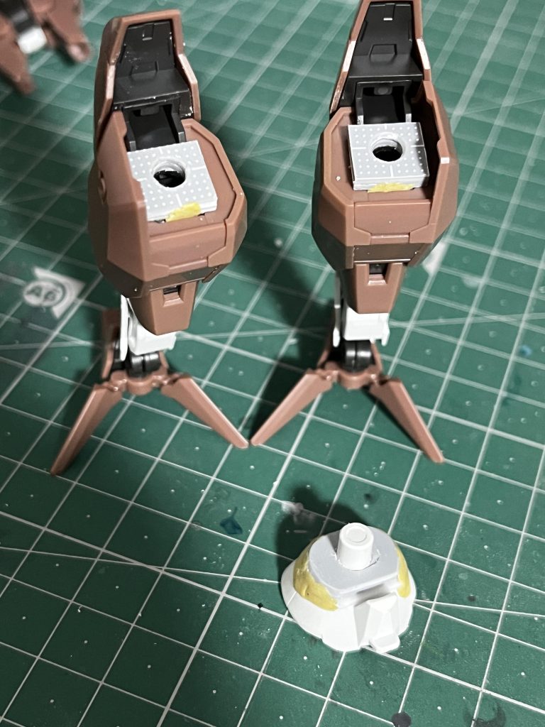 まずプラ版にそれぞれ穴開けて脚の付け根、腰を２ mmずつ延長しました。