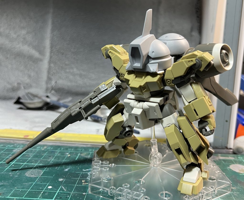 頭部を磨いてサフ短縮化した体も接着作業終わらせました左手の穴が気になったのでハンドパーツもモデリングしました