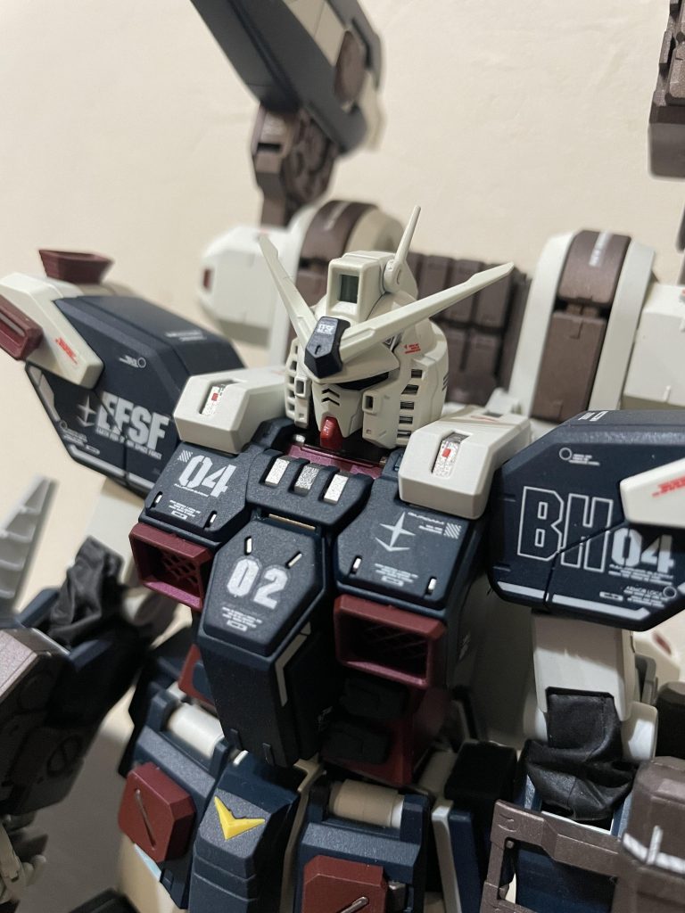 顔が怖すぎるので、口紅💄塗りました。😅胸元に2号機であることを示す〈02〉デカール貼ってます♪♪😊