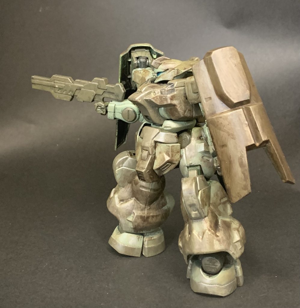 エナメル塗装のさだめかやはり割れとか気になりますよね、今回は肩のジョイントが少し割れたのであまり追加塗装できませんでした