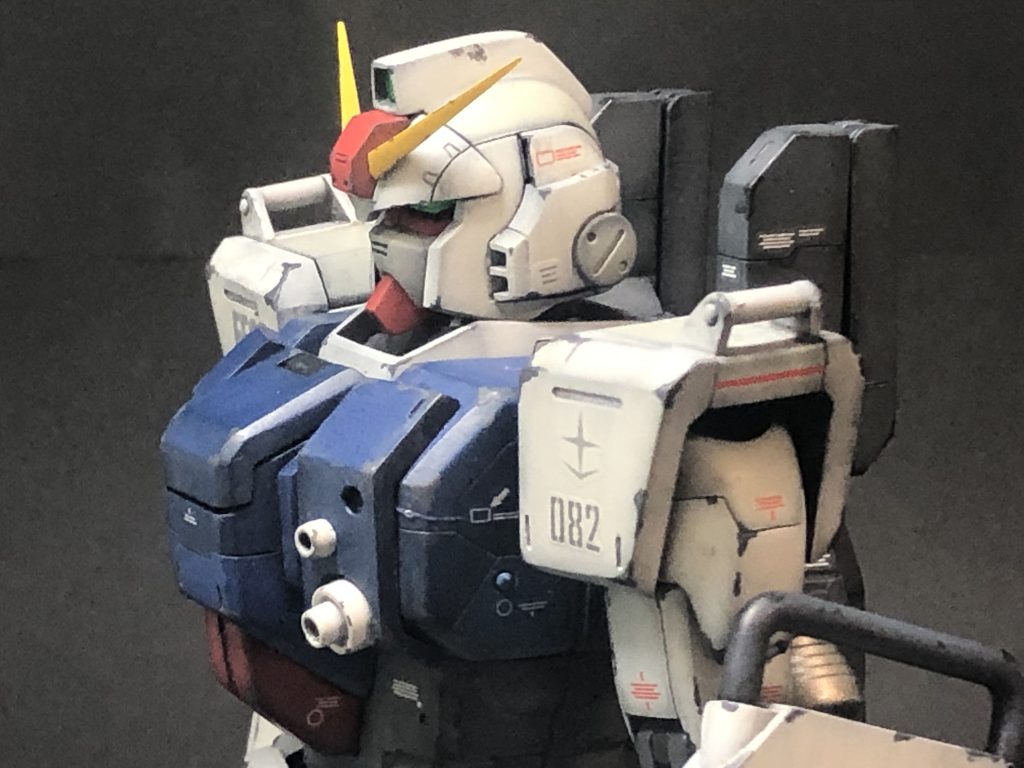 頭部も細かい改造をして、ジム頭と違ってウエザリングしています。胸のボリュームはかなり違うと思います。