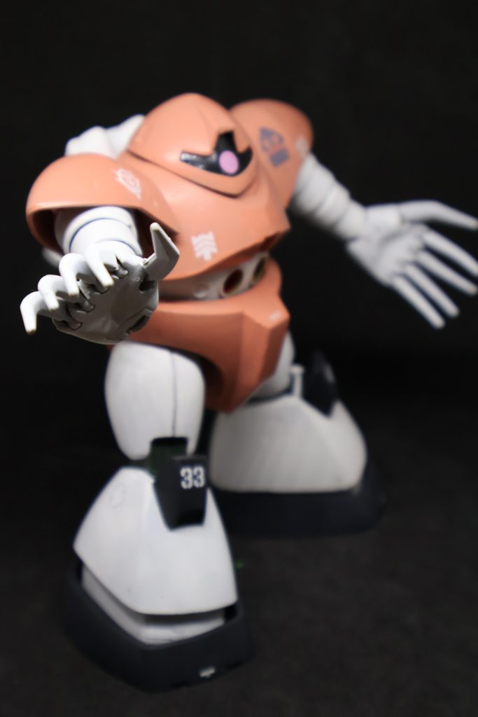 デカールはガンダムデカール、RBコーションデカール、TD数字デカール、GMフォントデカール、ハンギョドンの部分はサンリオキャラクターコレクターズカードのシールを元にA-oneのデカールシールで作成し貼り付けました。ハンギョドンの貼り付けは苦労しました。失敗してもいいように沢山作りました。数字の33はももなさんの誕生日にちなんでいます。