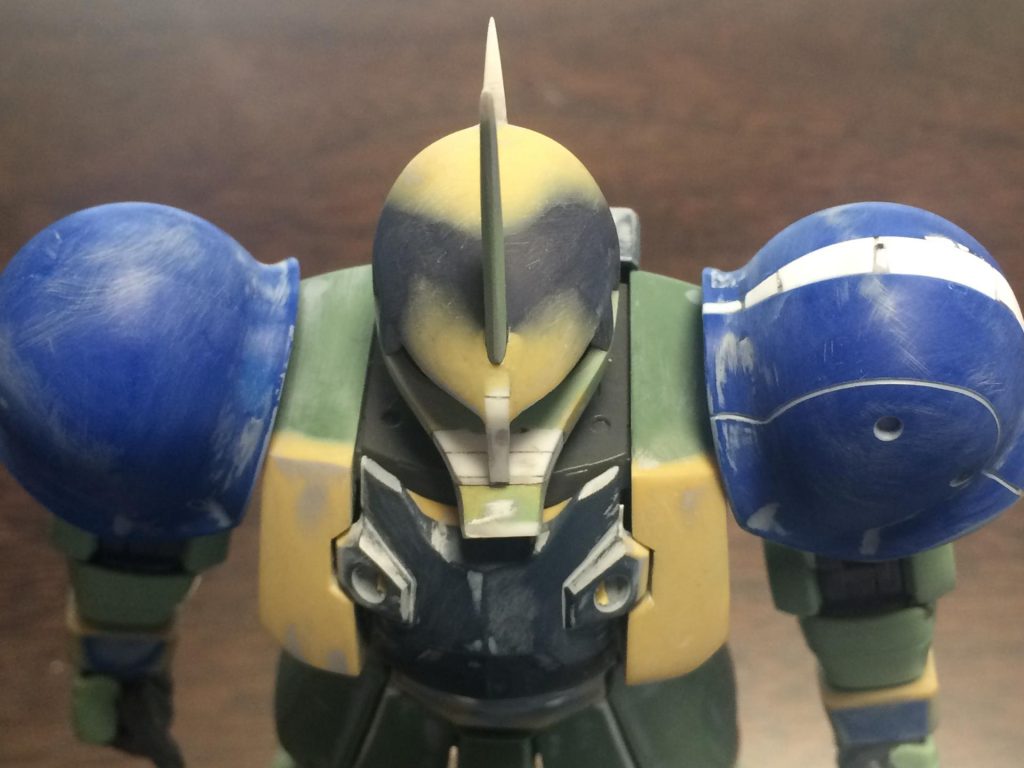 頭はかなりフォルムをいじっています。 (一度失敗したので、06Rの黒アタマをぶん取りました)