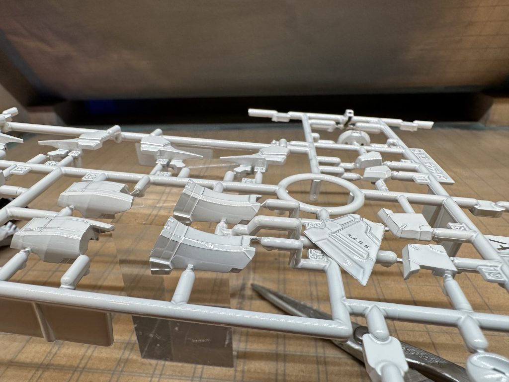 本物のチタニウムフィニッシュのランナーと並べてみましたが、いかがでしょうか。結構良い線いってるのではないかと。