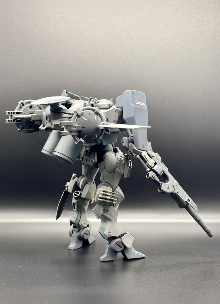 右膝横に実体弾のスペアを装備。