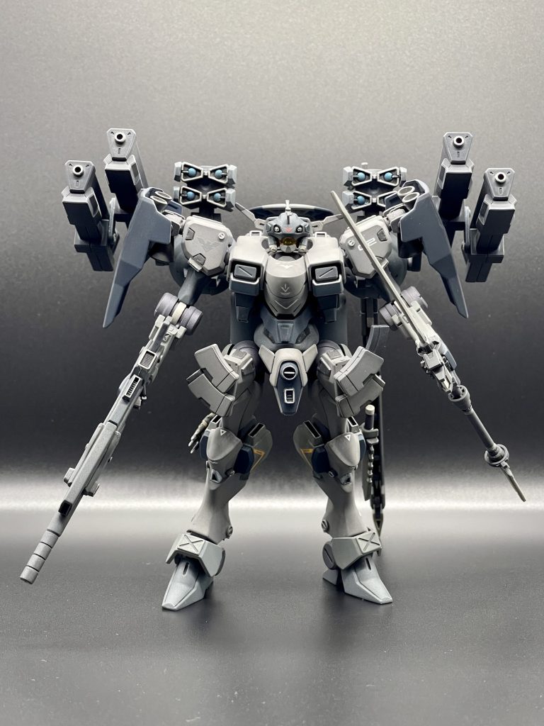 まずはフルアーマー重装備形態。ビーム・キャノンは1 門から4門に。ミサイルランチャーは初期設定位置が自分好みではなかったので載せ替え。高さ・角度・配置を変更。2門に。