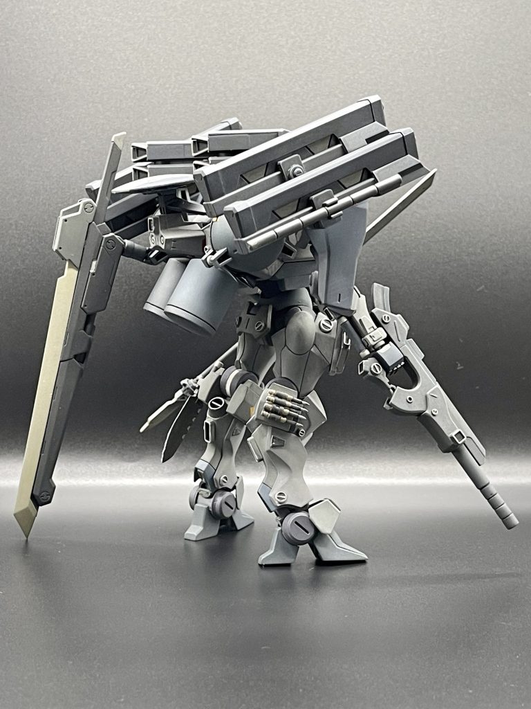 背面のプロペラントタンクは、最初、長尺細めのタンクを取り付けていたのですが、見た目のバランスが悪いので、短尺太めのものに変更。