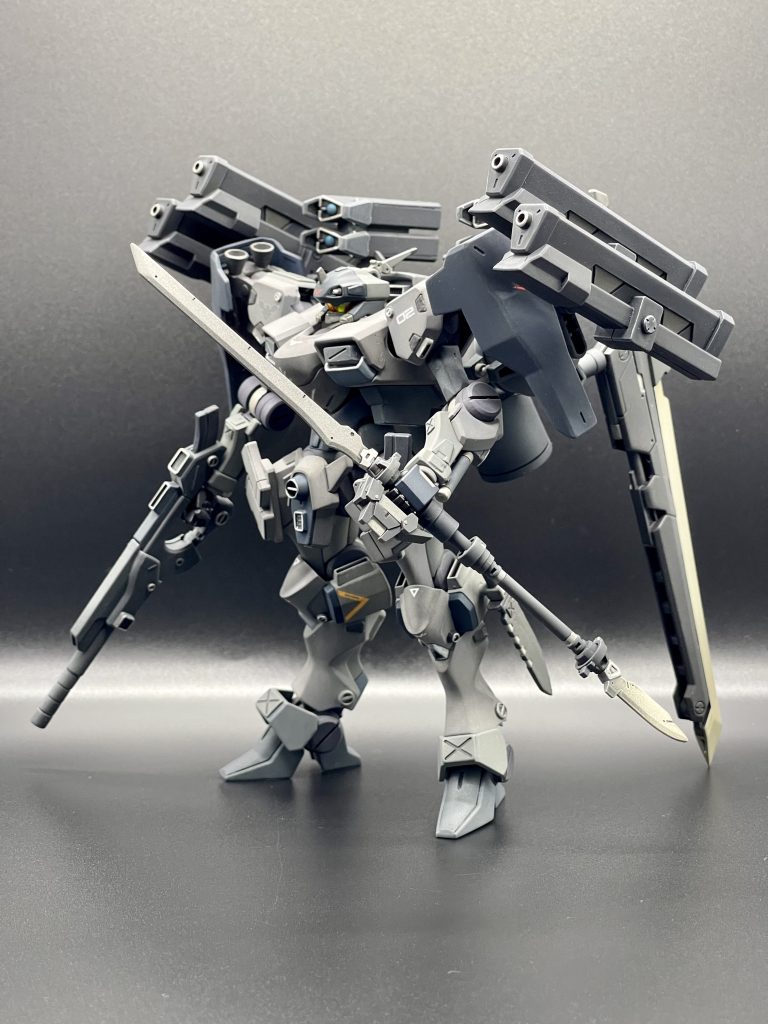 左手の実体剣刃武器は、真ん中より分割させる事でビームサーベルとしても使用可能(画像10)。