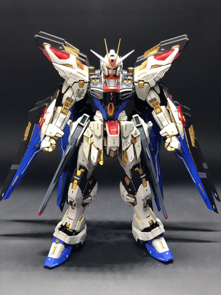 以前発売になったMGのストライクフリーダムより骨太な印象でかっこいいです。顔も少し丸顔になったかな…