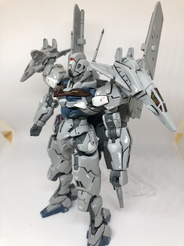 ウィングは垂直に畳んで、デルタプラスや百式に近いシルエットにビームサーベルのラックも取り付けています。