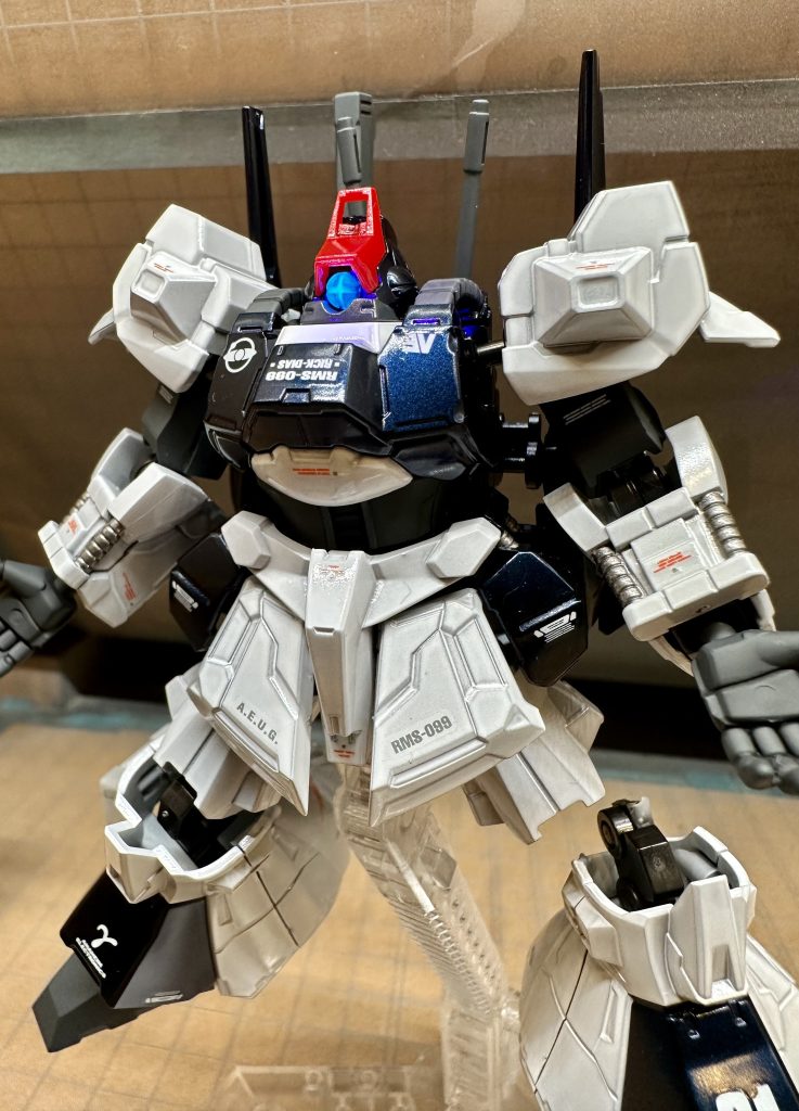 チタニウムフィニッシュなので、スミ入れもエッジ強調のドライブラシも不要です。