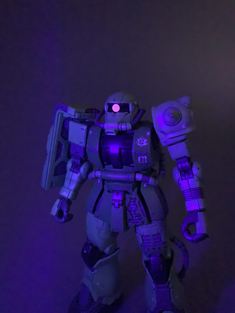 ハイキューパーツのモノアイをつけてブラックライトで「クポーン」