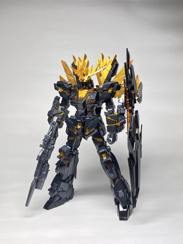 とりあえずフル装備思ったよりこじんまりとしてますね( ゚д゚)バンシィの装甲メタリックブラック関節・武器類はガンメタルゴールド部はガンダムマーカーのイエローゴールドを使いました( *´꒳`*)