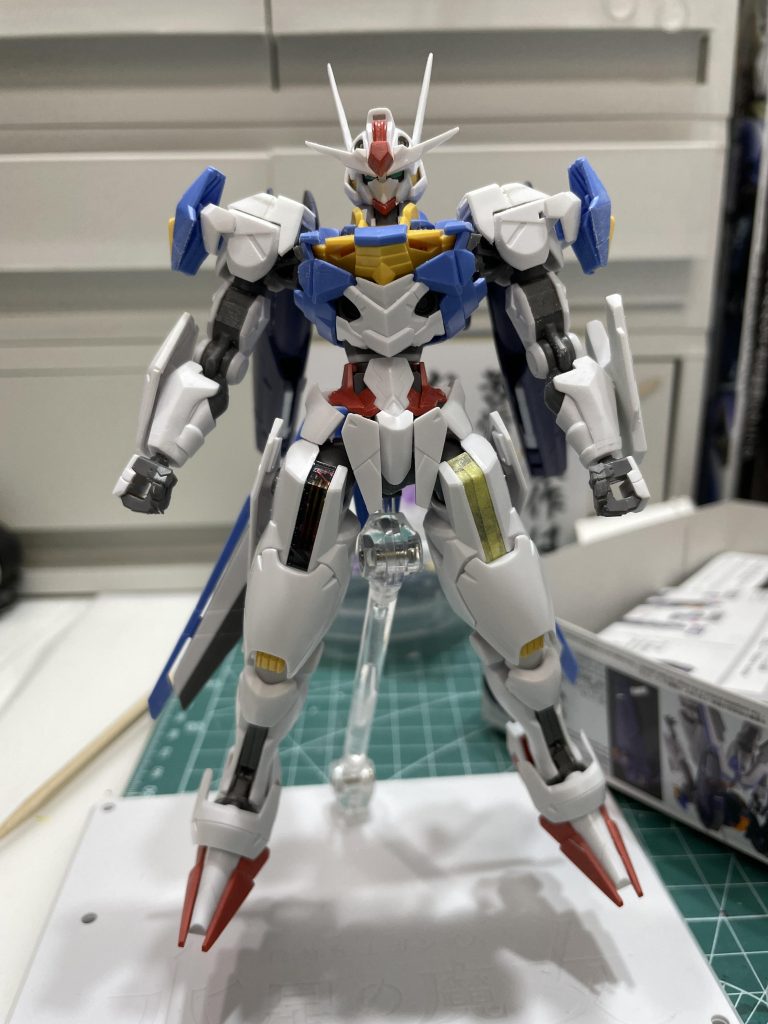 あまり途中の写真はなく、一通りの改修が終わったところです。上から、アンテナ延長、鋭角化、肩カバーの高さ増し、二の腕の付け根の丸い部分を半分削って二の腕短縮、手首をプラ板で2㎜延長、ウエスト1㎜延長、腰の左右カバー前後に1㎜ずつ延長&ウスウス攻撃、腰のフロントアーマーの下方延長、膝1㎜、といったところです。