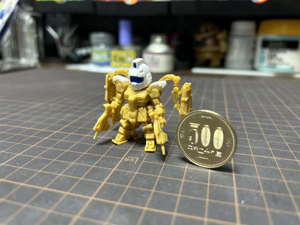 短縮したパーツ以外はほぼ全部元キットを使ってます。肩はバランス的に小さかったのでプラ板で大きくしてます。塗装後の黄色のバーニア?アポジ?部分はプラ板との合わせ目消すために一度削り落としてます。その後から1ミリの穴を肩パーツに貫通させ1ミリ棒を通し、0.5ミリの穴を開けて作ってます。