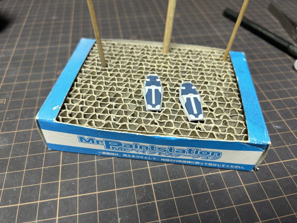 主にこの2色はエアブラシで。他はエナメルと水性を使って大体筆塗りで塗り分けしてます。