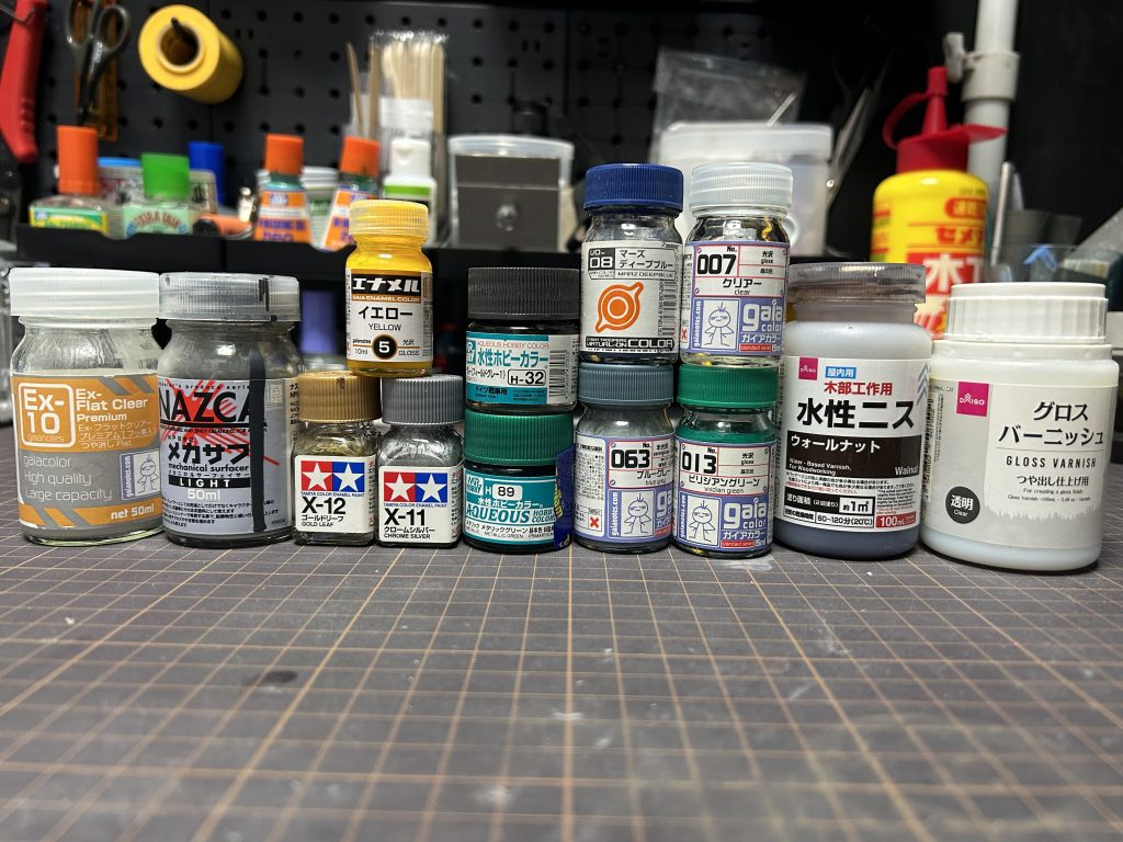 使用塗料。ブルーグレーだけ調色してます。