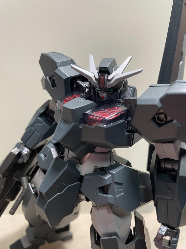 装甲色はネービーブル、太腿、アンテナ、二の腕はグレー、関節はガンメタ、武器は国鉄色、オデコ胸部シェルユニットはガンダムマーカーメタリックレッド、ツインアイメタリックグリーン、後はシールです。