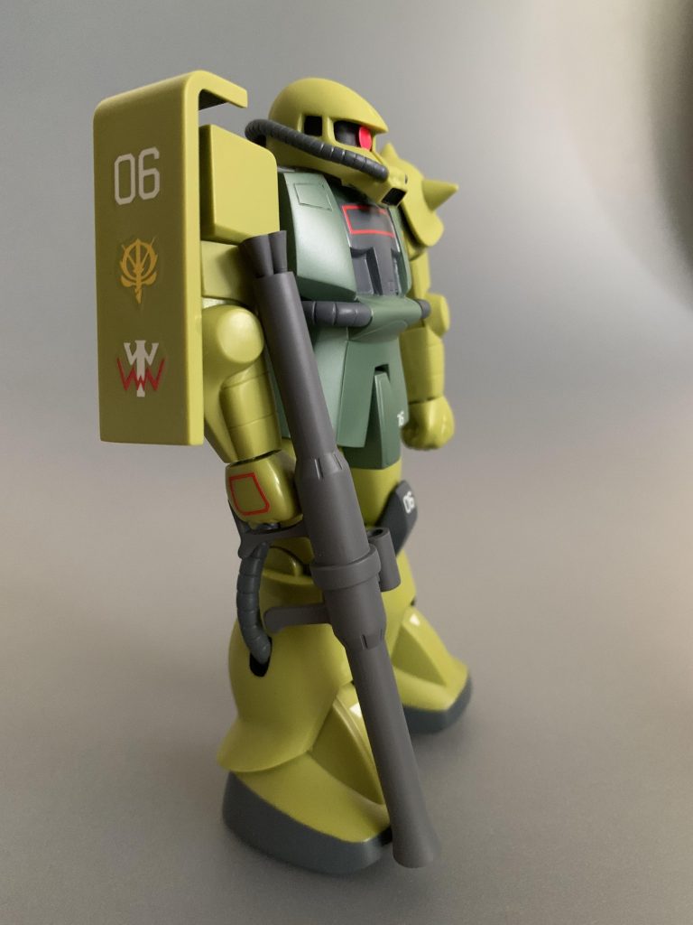 シールドにデカール を多めに貼ってダサい感を出しました。小さな頃はやたらシールを多く貼って見栄えを良くしようとしてるおもちゃが多かった気がします。