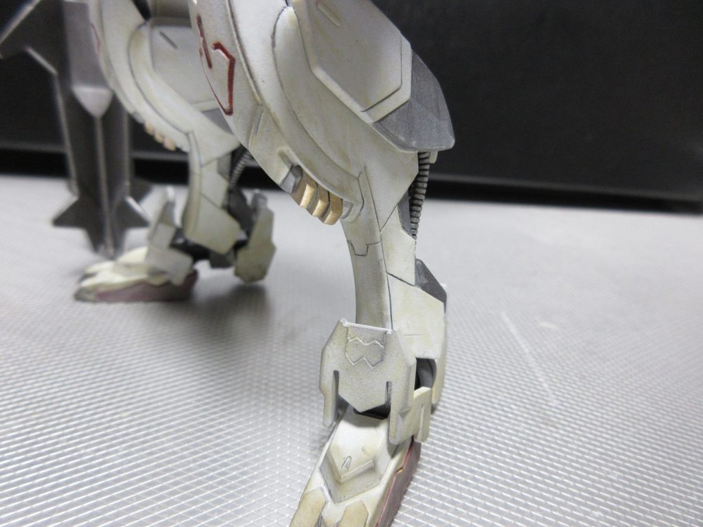すねをぶつけたら、随分とでかい装甲を取り替えなきゃいけなそうでしたので、スジボリ追加してパネルを分割?してみました。板金屋さんに優しい仕様。