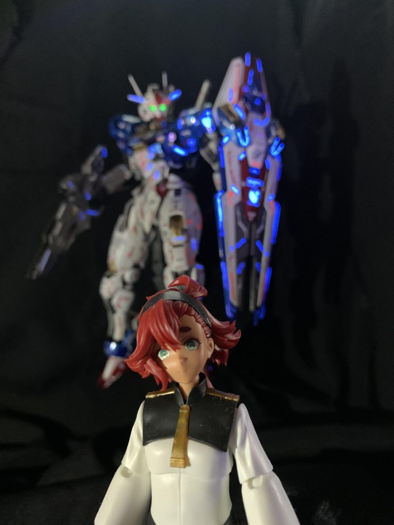 スレッタの後ろで不気味に光ってますw。