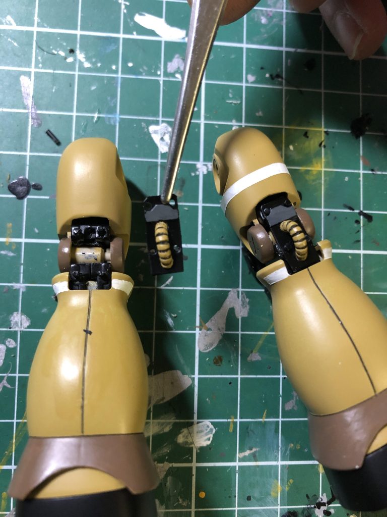 足の関節は大雑把に切り取って上からプラ板を貼りました意外とお手軽でした