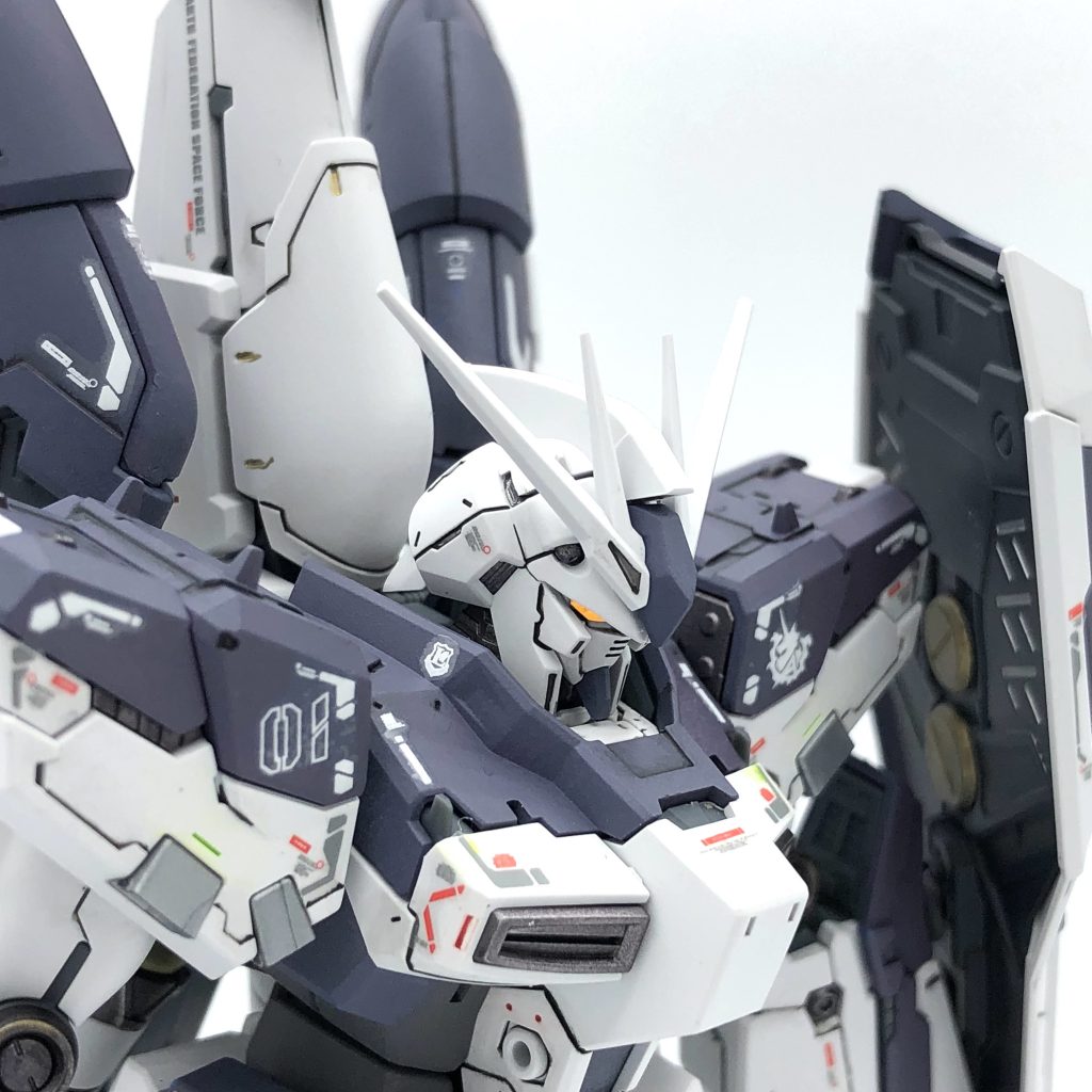 う〜ん。RGHi-νガンダムはなかなかのイケメンでござるな。