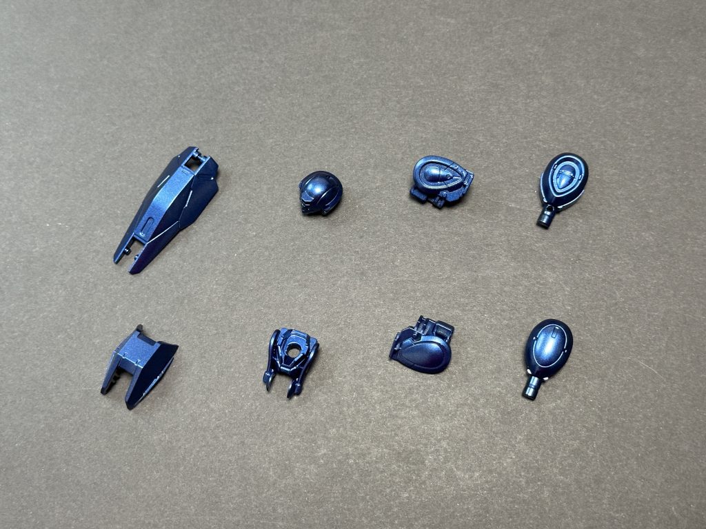 メタリックブルーは、GX メタルダークブルーを選び、同じく落ち着いた色合いのピュアーメタリックレッドと組み合わせています。