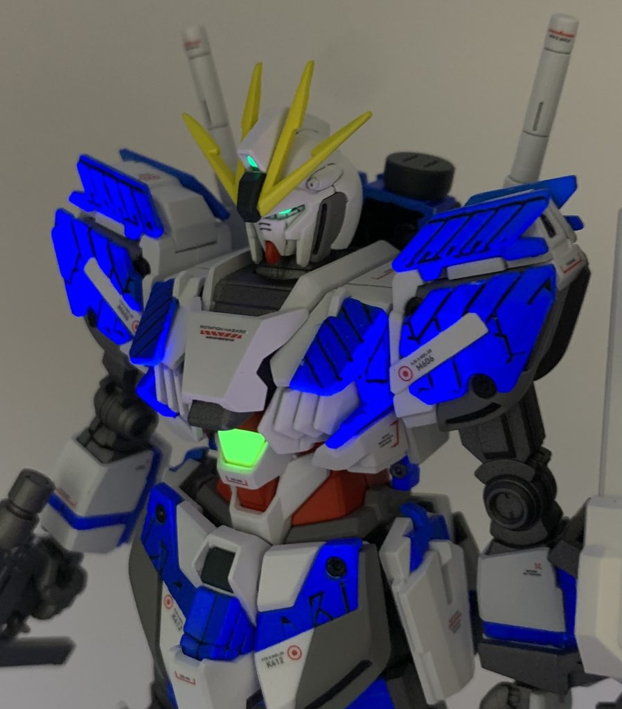 蛍光塗料で塗装したのでUVライトで光ります。