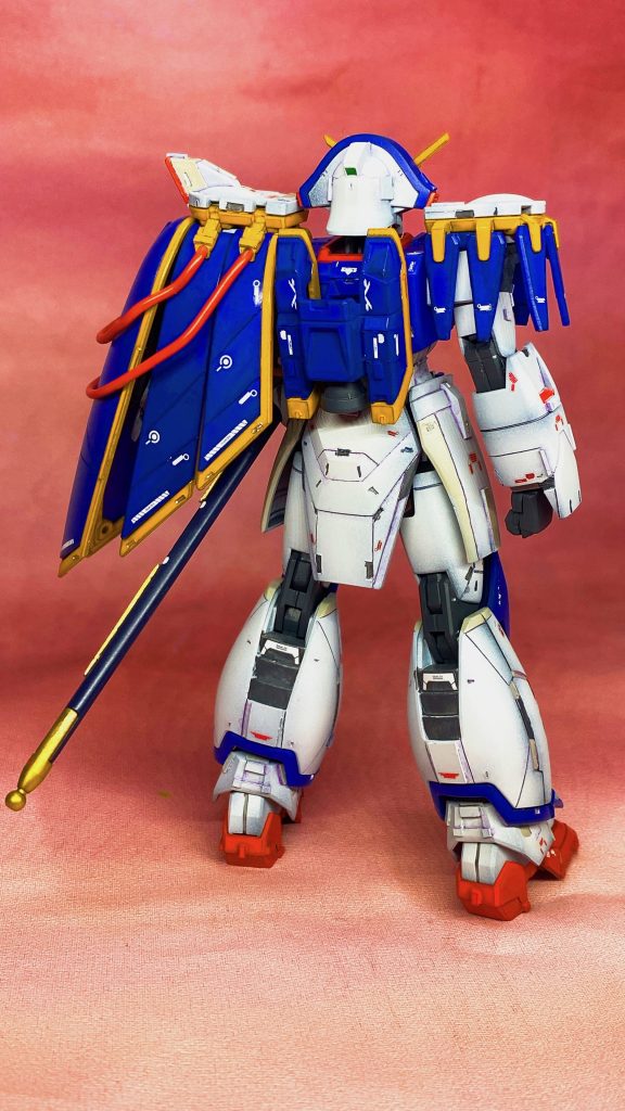 RGのゴッドガンダムとの身長差が酷かったので腹部と靴のソール部、太ももと股関節の間でそれぞれ1mmほど延長。頭部はフェイスを若干削って多少小顔に、フェイス横の出っ張っているところを内側から削ってプラ板で貼り直しディテールの追加。右肩の青い羽？はランナータグで延長、左肩のマントには貴族とかマントに金や赤などのヒモが装飾でついていたのを見たので30mmのカスタマイズマテリアルのチューブを追加しました。あとはスジボリやプラ板で全体にディテールの追加してます。 