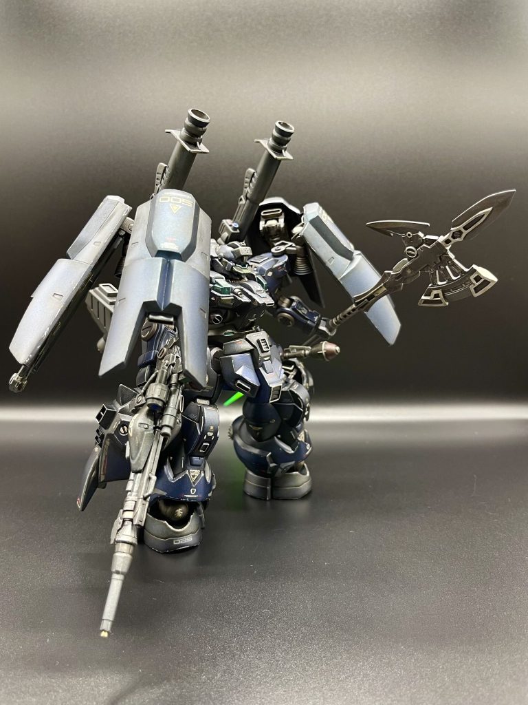 今回は【青い機体】エントリーの為、寒色系自作カラーで全塗装。夜戦仕様という機体設定の為、カラーリングは夜間でのカモフラージュを意識した暗く沈んだトーンを調色(黒に寄せた青)。光源角度や強さによって青にも黒にも見える色です。