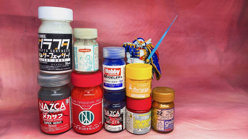 使用した塗料一覧。メカサフのスーパーヘビィで立ち上げてから各種塗装してます。白のみクラフタライトグレーでグラデを意識してのせています。ビームサーベルは紙やすりの400番から1000番でやすって発光風にしました。