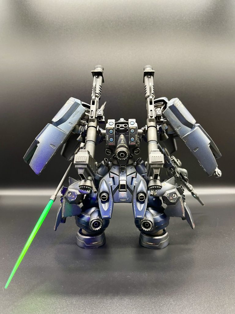 ディランザの背面には計5つのバーニア⁈ らしい箇所がありますが、アニメっぽいので全て加工。背部バックパック中央、リア・スカート、両脚、それぞれにバーニア埋め込み。