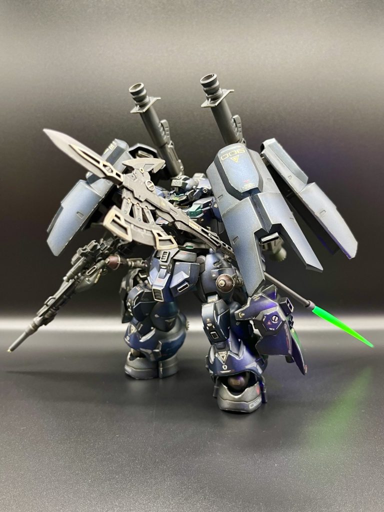 主役機は強くて当たり前なので、ビーム一撃で大破する安定のザッコ機をいかに強そうに仕上げるか⁈ という視点を重視。アニメっぽい感じに見えないディテールを心掛けました。