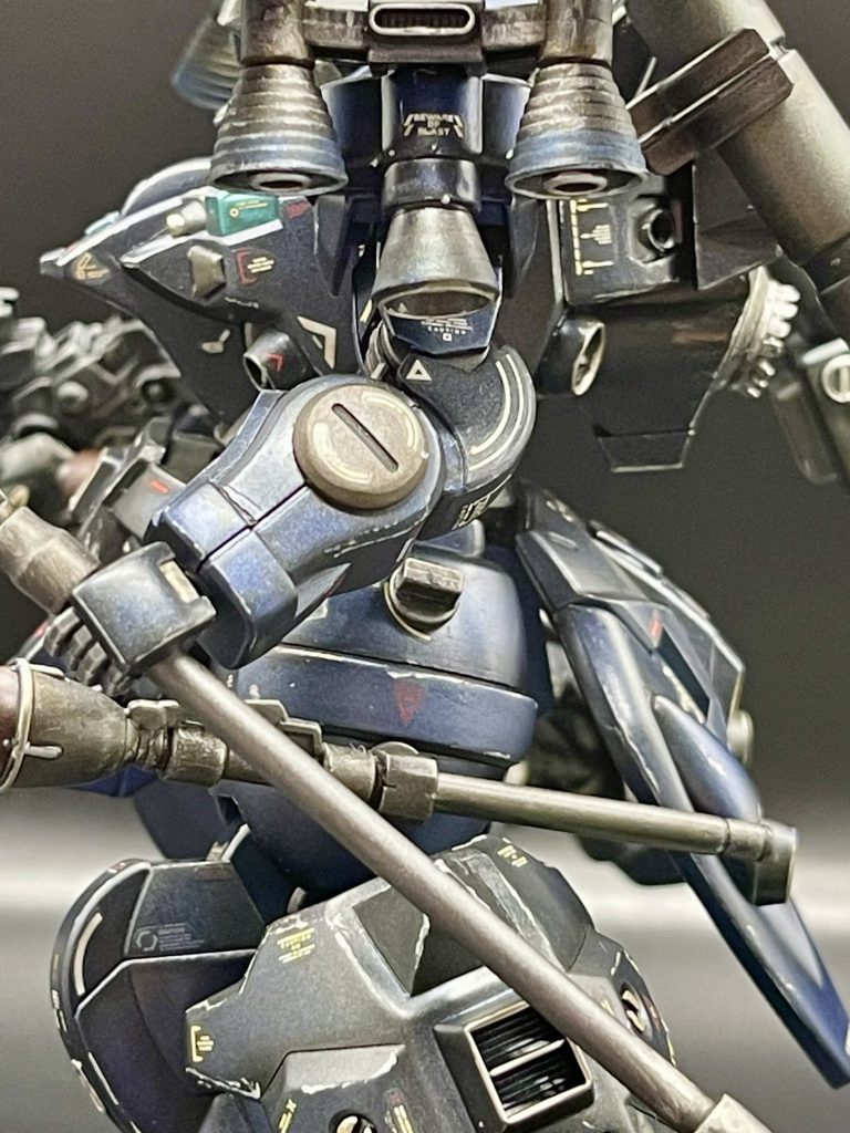 ショルダーパーツにバーニアを装着。バーニア内側にパーツ埋め込み。シールドを下げると見えませんw