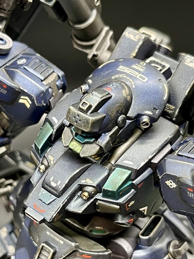 夜戦仕様なので、御目目の部分は加工して脱着可能なNVG(=暗視ゴーグル)を装備。モノアイ化も一瞬浮かびましたが、ジオン機とは系譜も作品もまったく別なのでやめときましたwチェストの部分にはガンマズルのような2箇所に金属パーツの埋め込み。