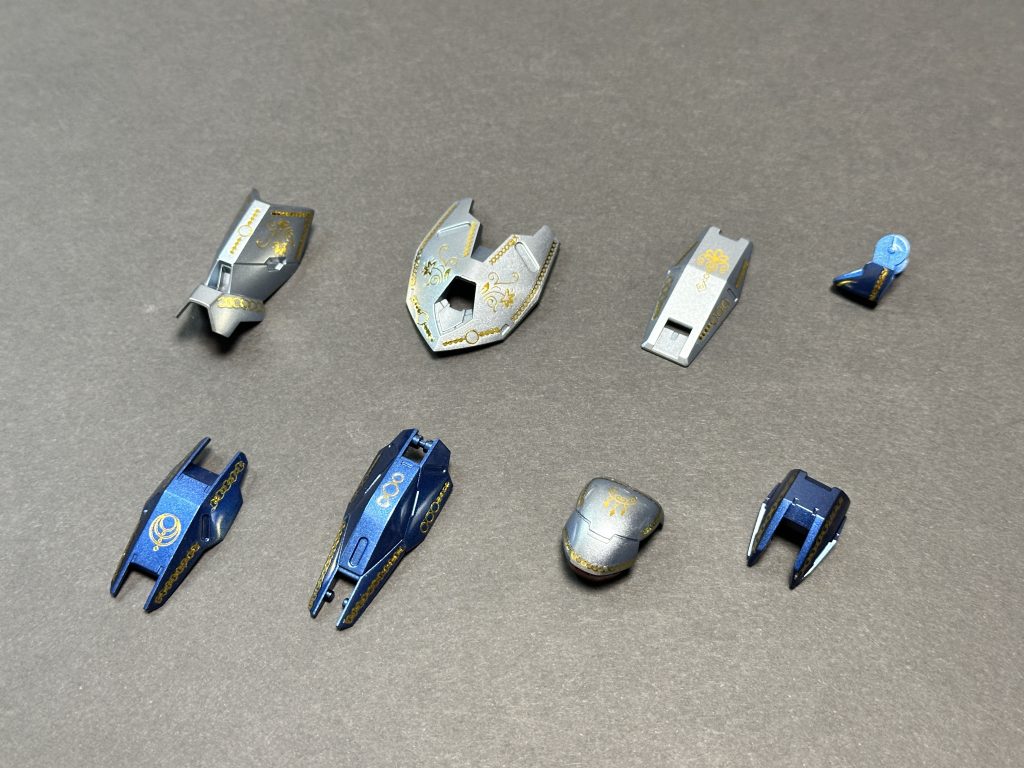 ネイルアート用のエングレービングシールは、ライン・チェーン柄のジェルネイルシールと紋章柄のウォーターネイルシールを組み合わせています。