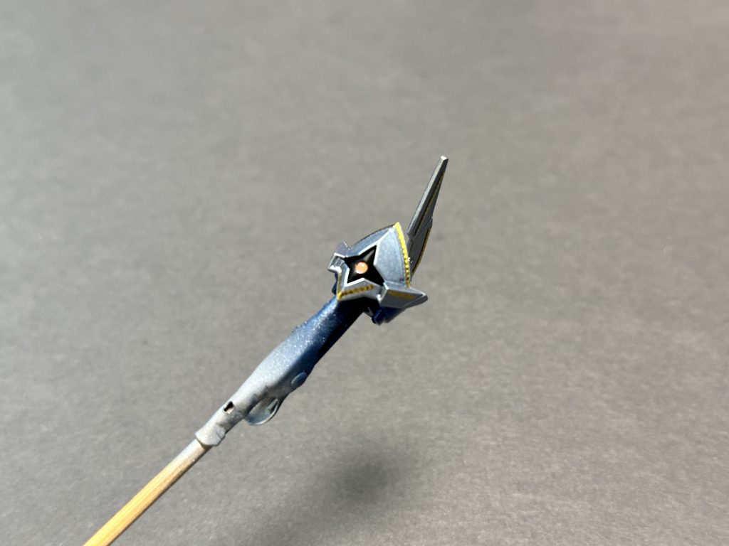 モノアイは、裏面にラピーテープを貼ったピンクのHアイズ1.8mmを取り付けています。